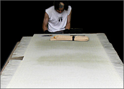 手縫い技法で作られる畳